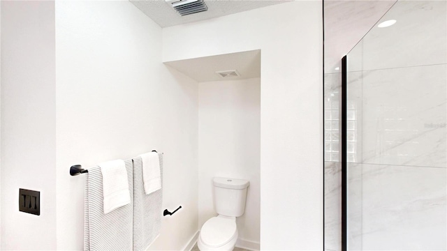 10747 Satinwood Cir, Orlando, FL 32825 - full bath featuring toilet, a tile shower, and baseboards