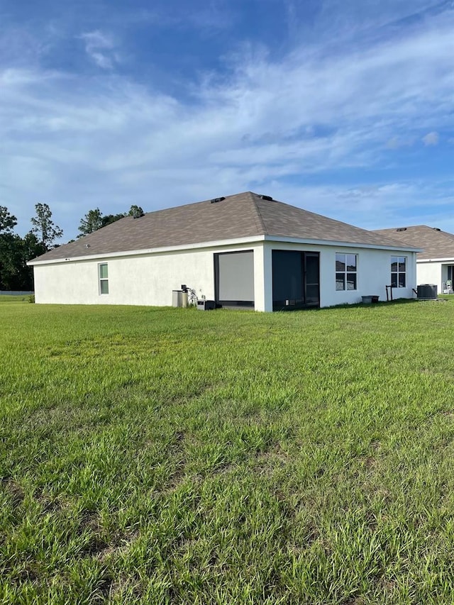 7172 SW 135th Pl, Ocala, FL 34473 - rear view of property featuring a lawn and stucco siding