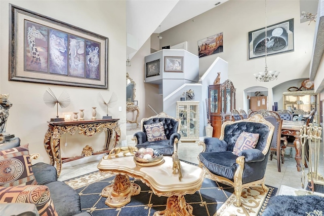 2971 Cayman Way, Orlando, FL 32812 - living area featuring a chandelier, tile patterned flooring, a towering ceiling, and arched walkways