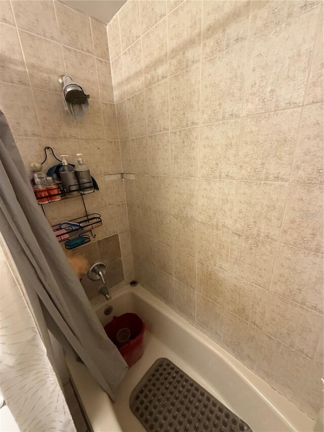 7104 Blue Earth Ct, Orlando, FL 32818 - full bath with shower / tub combo with curtain