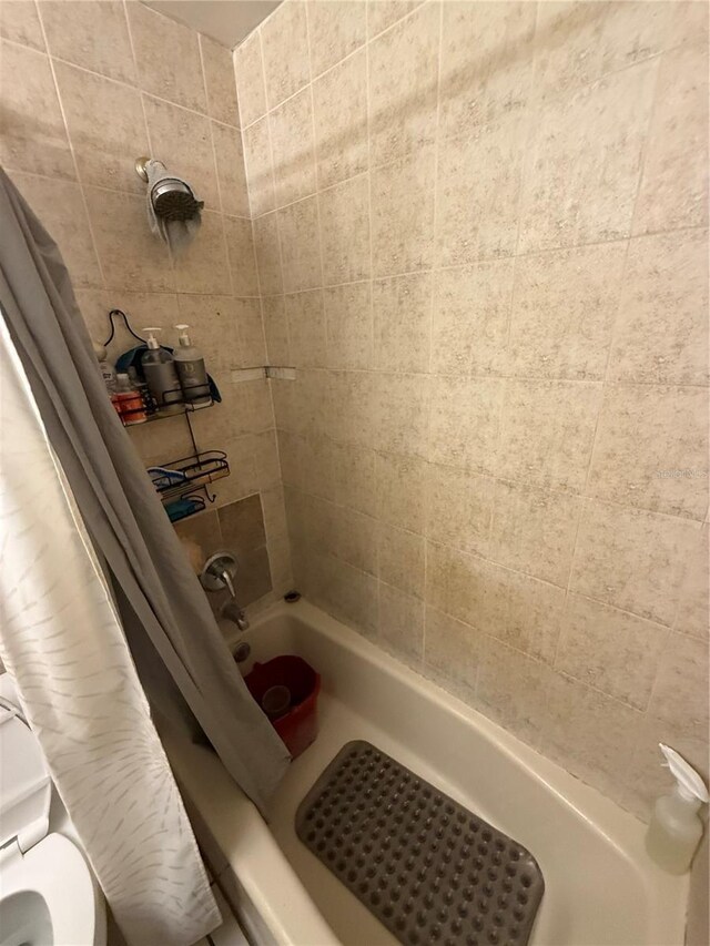 7104 Blue Earth Ct, Orlando, FL 32818 - full bath with shower / bath combination with curtain and toilet