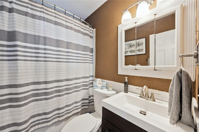 1649 W Waycross Cir, Deltona, FL 32725 - full bath featuring a textured wall, toilet, vanity, a shower with shower curtain, and wainscoting