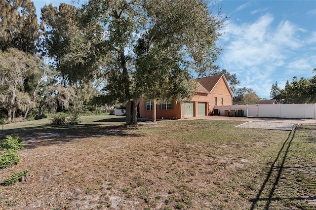 1031 Kings Hwy, Kissimmee, FL 34744 - view of yard featuring a garage and driveway