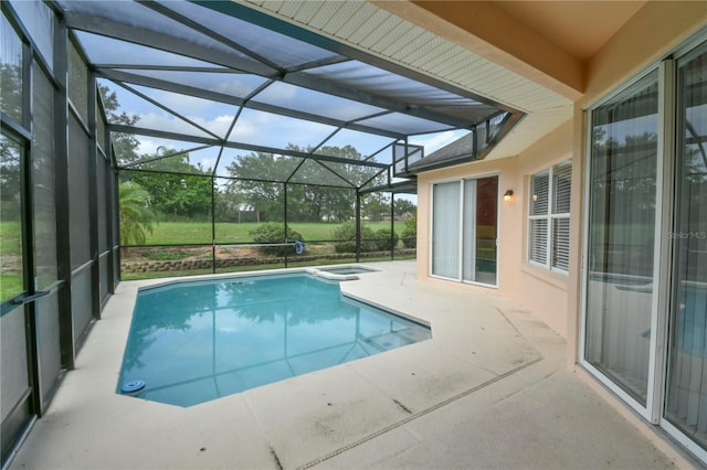 831 Corvina Dr, Davenport, FL 33897 - view of swimming pool featuring a patio, a pool with connected hot tub, and a lanai