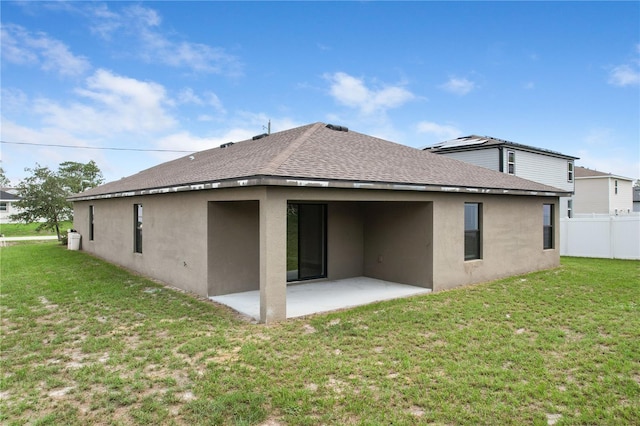 257 Fig Ct, Kissimmee, FL 34759 - back of property featuring a patio, stucco siding, and a shingled roof