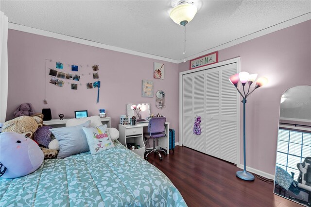 19367 NW 13th St, Pembroke Pines, FL 33029 - bedroom featuring wood finished floors, ornamental molding, a closet, baseboards, and a textured ceiling