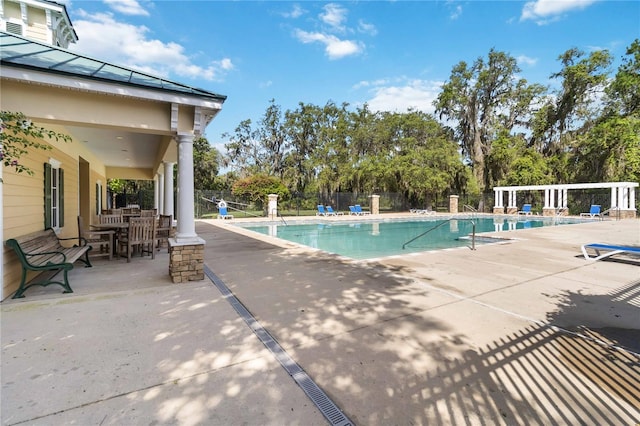 13519 Bicton Ln, Windermere, FL 34786 - community pool with a patio and view of wooded area