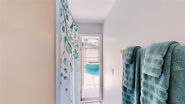 14723 Pine Cone Trl, Clermont, FL 34711 - bathroom featuring a textured wall and a textured ceiling