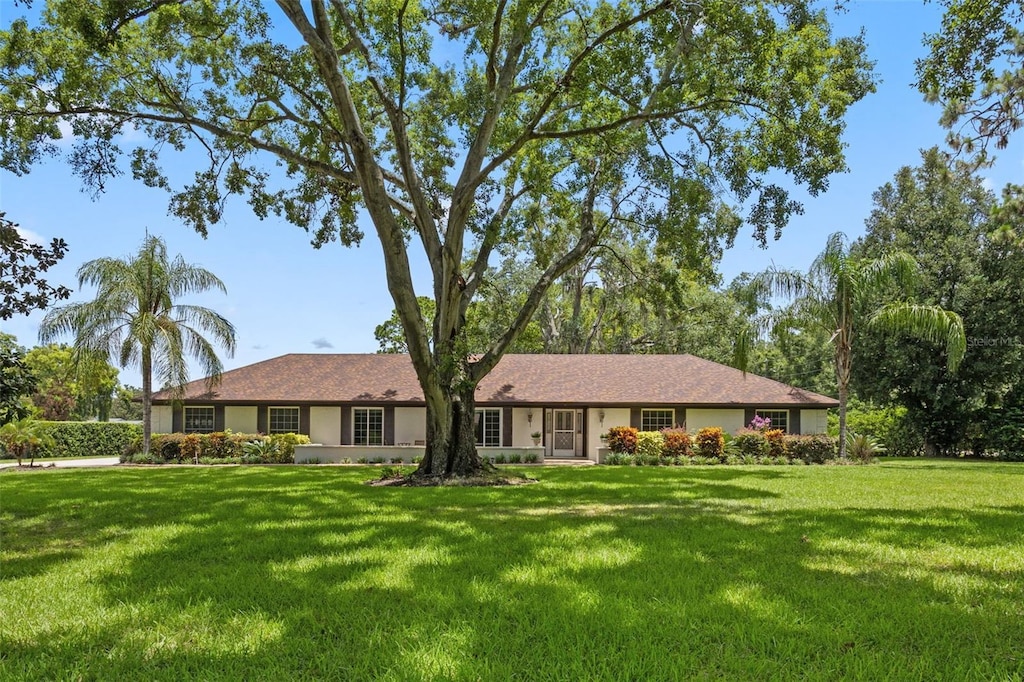 9601 Ambleside Dr, Windermere, FL 34786 - ranch-style house with a front lawn and stucco siding