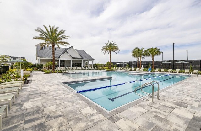 1667 Eaglehurst Ln, Apopka, FL 32703 - community pool with a patio area