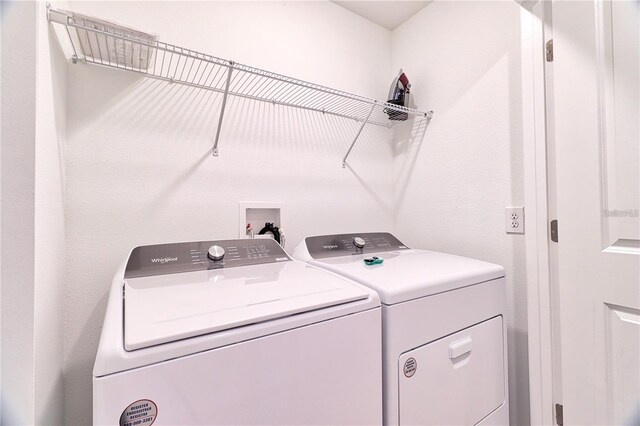 832 Longboat Dr, Davenport, FL 33896 - laundry room featuring washing machine and dryer