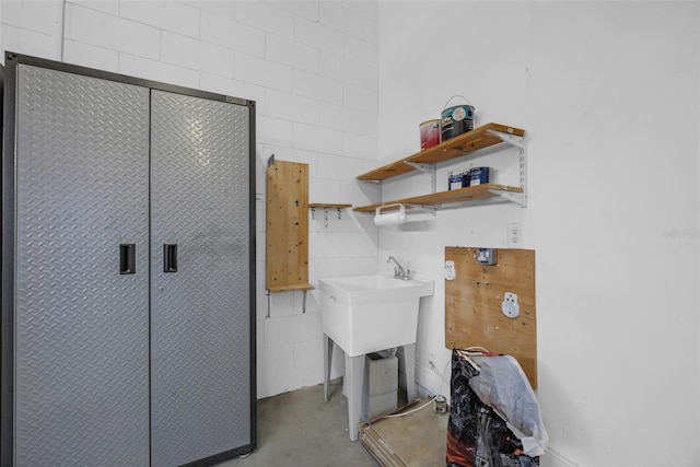 15344 Johns Lake Pointe Blvd, Winter Garden, FL 34787 - laundry room featuring tile walls