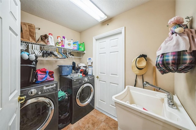 742 Seneca Trl, Saint Cloud, FL 34772 - washroom featuring washing machine and clothes dryer, light tile patterned floors, and a textured ceiling