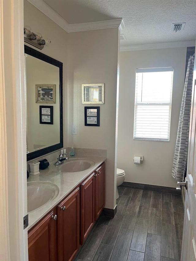 160 Calabay Parc Blvd, Davenport, FL 33897 - full bathroom with wood finished floors, double vanity, crown molding, and a textured ceiling