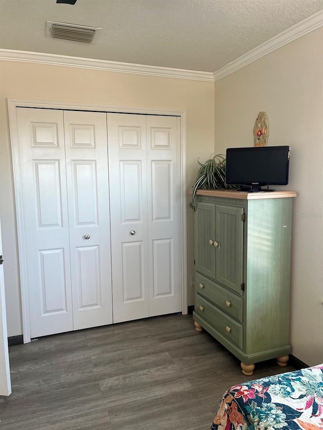 160 Calabay Parc Blvd, Davenport, FL 33897 - bedroom featuring ornamental molding, dark wood-style flooring, a closet, and a textured ceiling