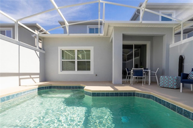 1070 Splash Shot Pl, Davenport, FL 33896 - swimming pool with a patio area and glass enclosure