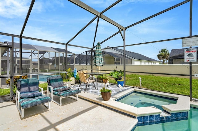 8152 Fan Palm Way, Kissimmee, FL 34747 - swimming pool featuring an in-ground hot tub, a patio, and glass enclosure