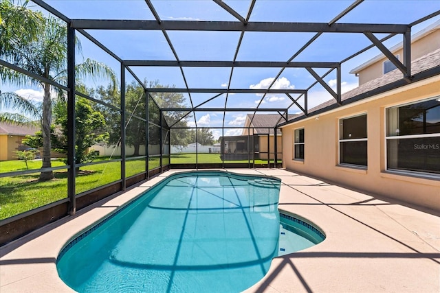 5200 Sunset Canyon Dr, Kissimmee, FL 34758 - swimming pool with a yard, a patio area, and glass enclosure