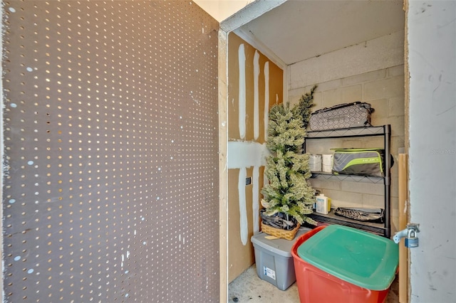 210 Magnolia Rd Unit 214, Maitland, FL 32751 - detailed view of concrete block wall