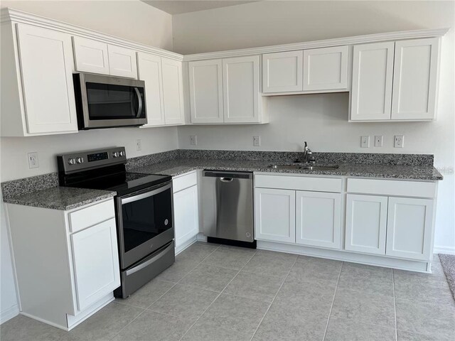 477 Madison Dr, Davenport, FL 33837 - kitchen with appliances with stainless steel finishes, a sink, and white cabinetry
