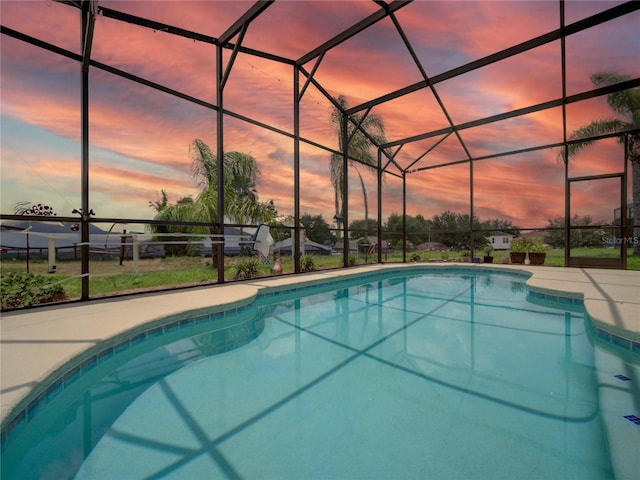 456 Old Bridge Cir, Davenport, FL 33897 - swimming pool featuring a lanai