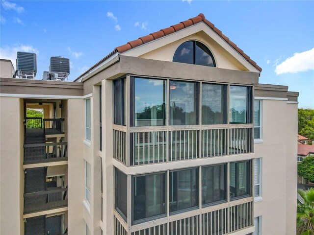 204 Quayside Cir Unit 601, Maitland, FL 32751 - view of side of home featuring stucco siding and a tiled roof