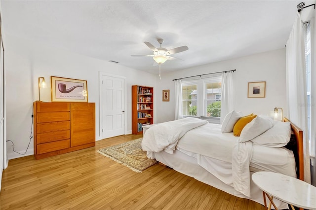 624 Richmond St, Orlando, FL 32806 - bedroom with light wood-type flooring and a ceiling fan