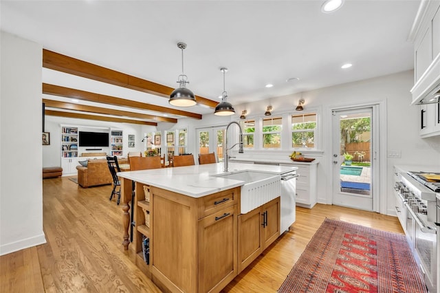 624 Richmond St, Orlando, FL 32806 - kitchen featuring stainless steel appliances, recessed lighting, a kitchen bar, light wood finished floors, and an island with sink