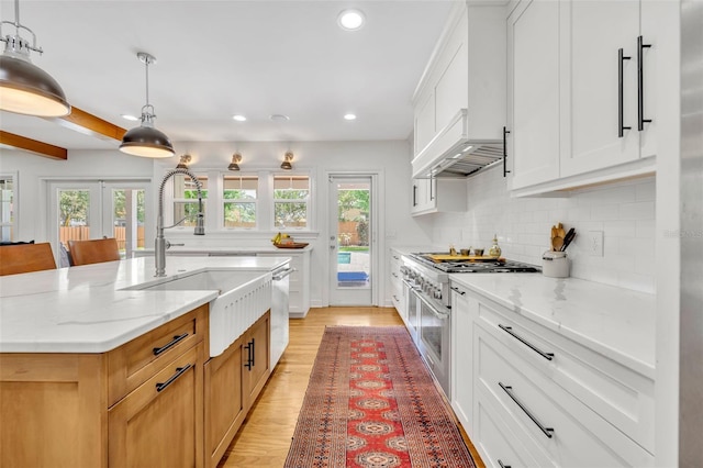 624 Richmond St, Orlando, FL 32806 - kitchen featuring appliances with stainless steel finishes, recessed lighting, healthy amount of natural light, backsplash, and light wood finished floors