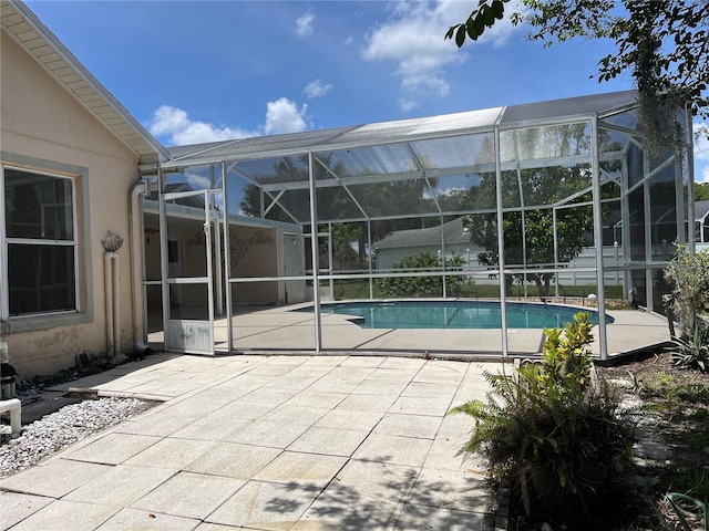 2421 Queenswood Cir, Kissimmee, FL 34743 - outdoor pool with a patio area and a lanai