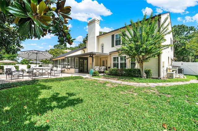 991 Hawthorne Cove Ct, Ocoee, FL 34761 - back of property featuring a patio, stucco siding, a chimney, and a ceiling fan