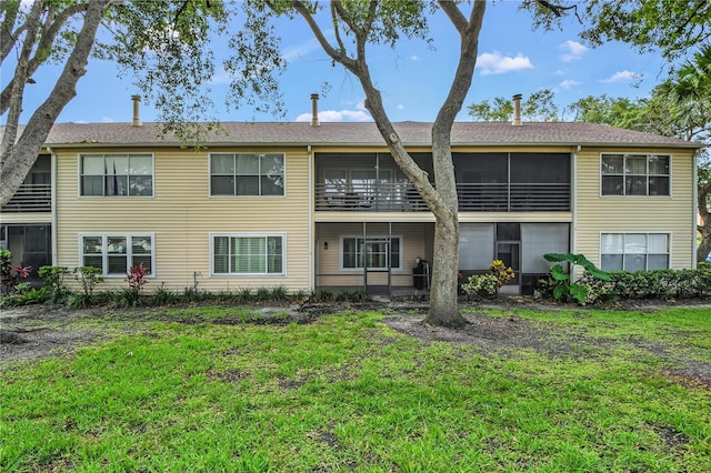3030 Clubview Dr Unit Ge, Orlando, FL 32822 - rear view of property with a lawn and roof with shingles