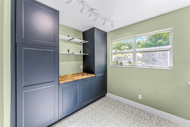 2915 Dean Ridge Rd, Orlando, FL 32825 - bar area featuring baseboards and track lighting