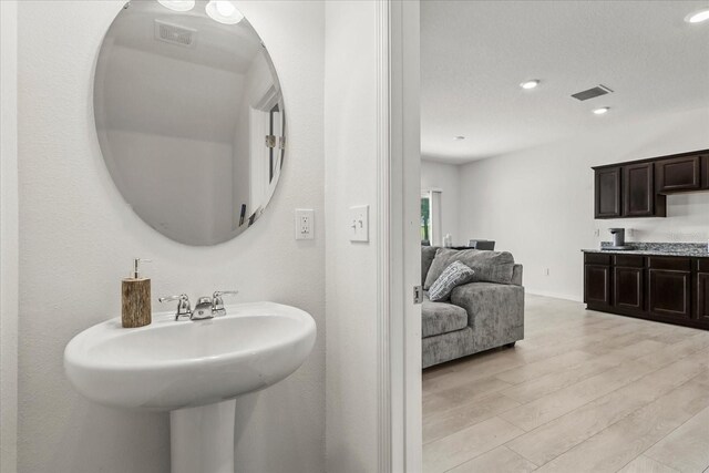827 Grandin St, Davenport, FL 33837 - bathroom featuring wood finished floors, ensuite bath, and recessed lighting