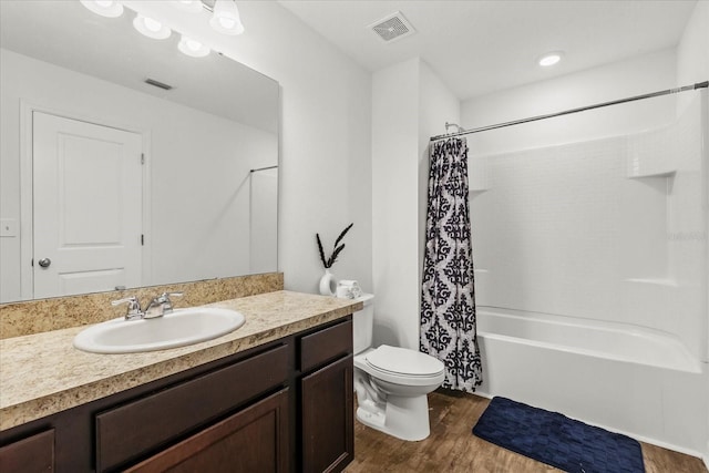 827 Grandin St, Davenport, FL 33837 - full bath featuring wood finished floors, vanity, and shower / tub combo