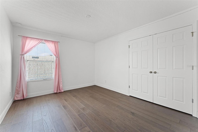 2432 Riviera Ln, Minneola, FL 34715 - unfurnished bedroom featuring dark wood-type flooring, a textured ceiling, and a closet