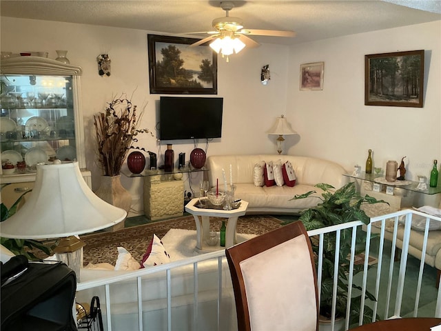 1409 Oak Pl Unit F, Apopka, FL 32712 - living room featuring a ceiling fan