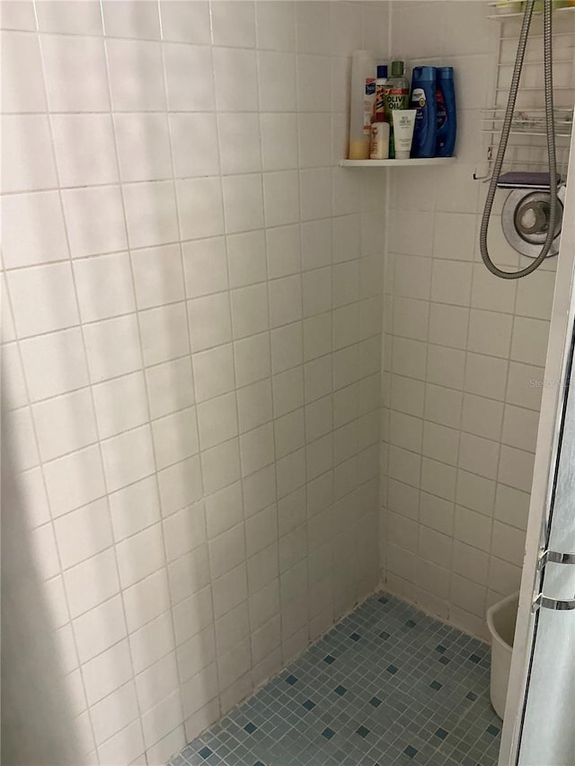 1409 Oak Pl Unit F, Apopka, FL 32712 - bathroom featuring a tile shower and tile patterned floors