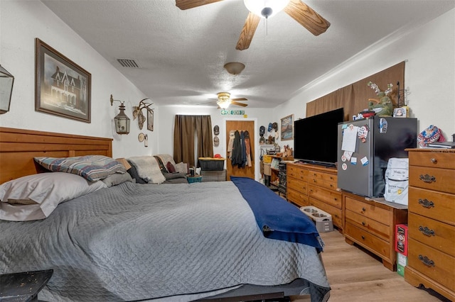 905 Flewelling Ave, Ocoee, FL 34761 - bedroom featuring light wood-type flooring, a textured ceiling, ceiling fan, and a closet