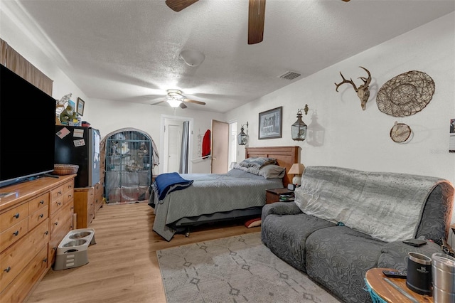 905 Flewelling Ave, Ocoee, FL 34761 - bedroom featuring light wood-type flooring, a textured ceiling, and a ceiling fan