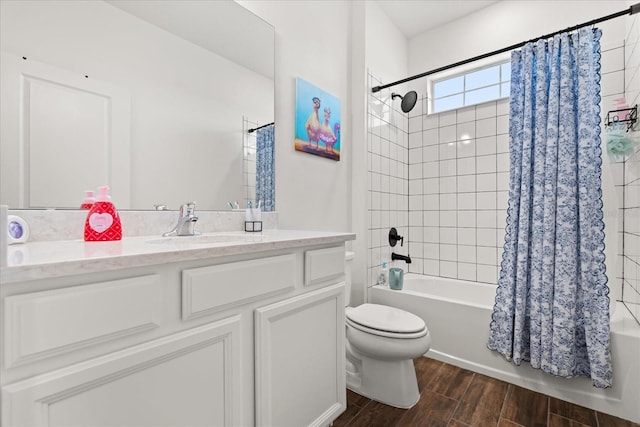 922 Grazie Loop, Davenport, FL 33837 - full bath with shower / tub combo with curtain, vanity, and wood finished floors