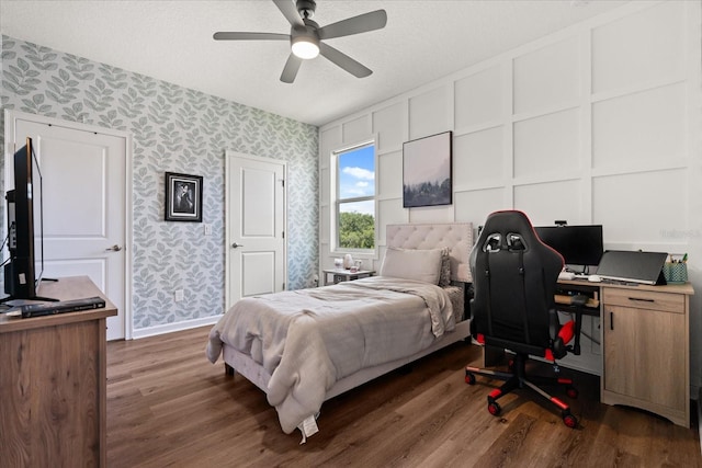 922 Grazie Loop, Davenport, FL 33837 - bedroom with wallpapered walls, wood finished floors, a desk, and a ceiling fan