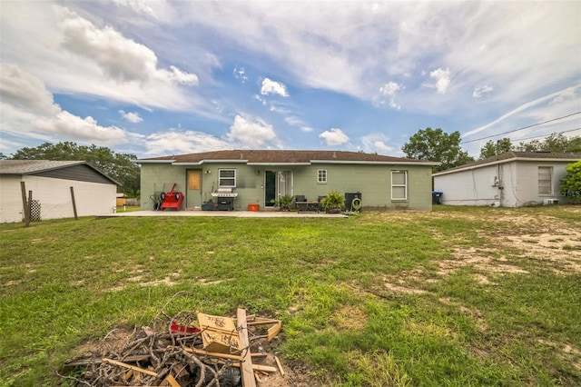 6401 Fortune Ln, Apopka, FL 32712 - rear view of property featuring a patio area and a lawn