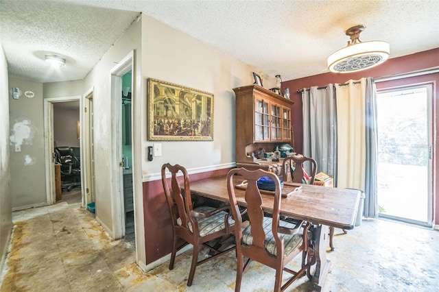 6401 Fortune Ln, Apopka, FL 32712 - dining room featuring a textured ceiling