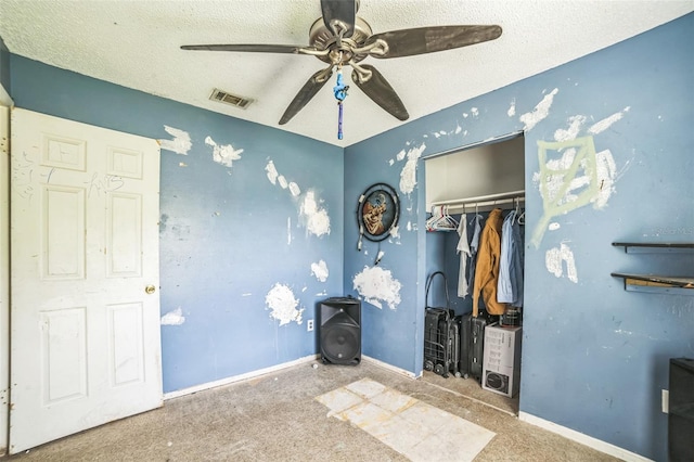 6401 Fortune Ln, Apopka, FL 32712 - unfurnished bedroom featuring a closet, a textured ceiling, and a ceiling fan