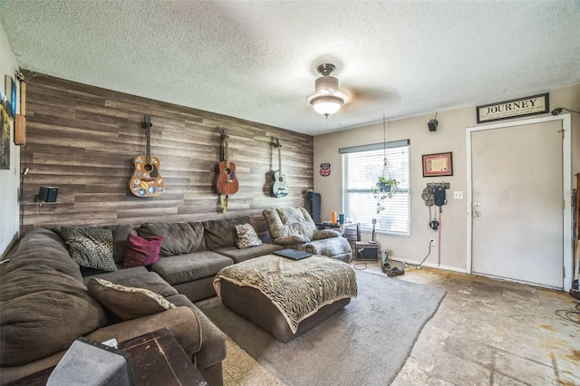 6401 Fortune Ln, Apopka, FL 32712 - living area featuring a ceiling fan and a textured ceiling