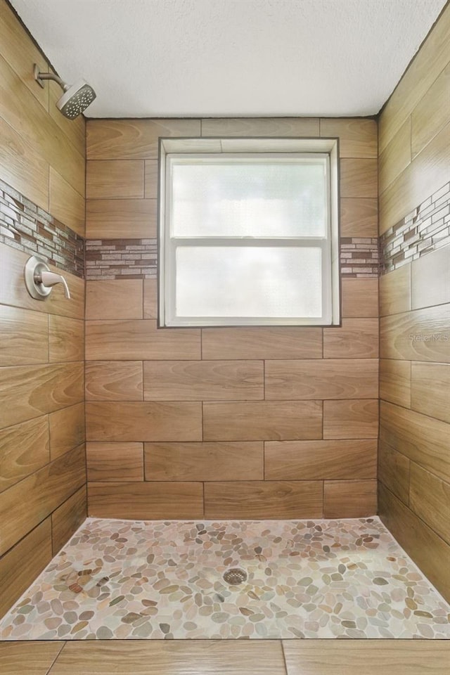 841 Wesson Ct, Casselberry, FL 32707 - full bathroom with tiled shower and a textured ceiling