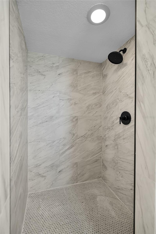 1011 W 13th St, Lakeland, FL 33805 - bathroom with a tile shower and a textured ceiling