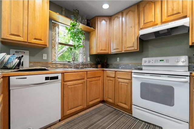 303 Mariana Way, Kissimmee, FL 34758 - kitchen featuring white appliances and under cabinet range hood