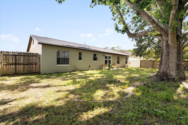 303 Mariana Way, Kissimmee, FL 34758 - back of property with a fenced backyard and concrete block siding